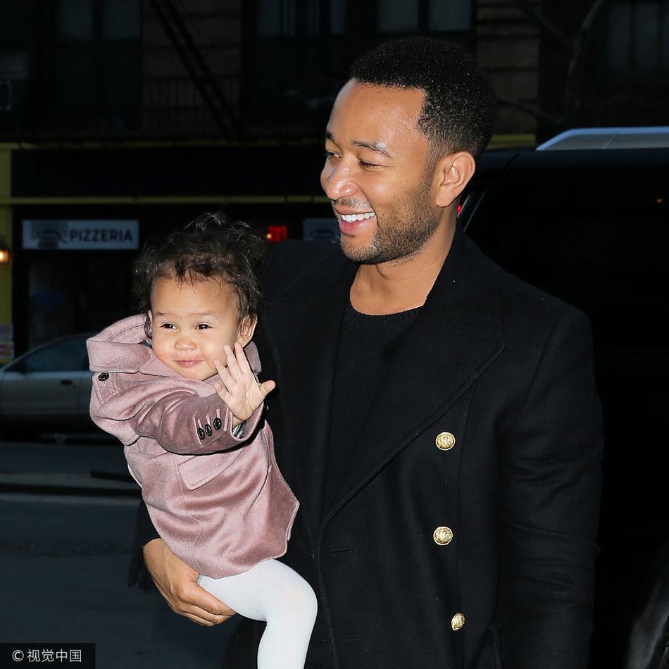 组图:"传奇哥"一家三口外出 女儿粉衣可爱主动对镜挥手