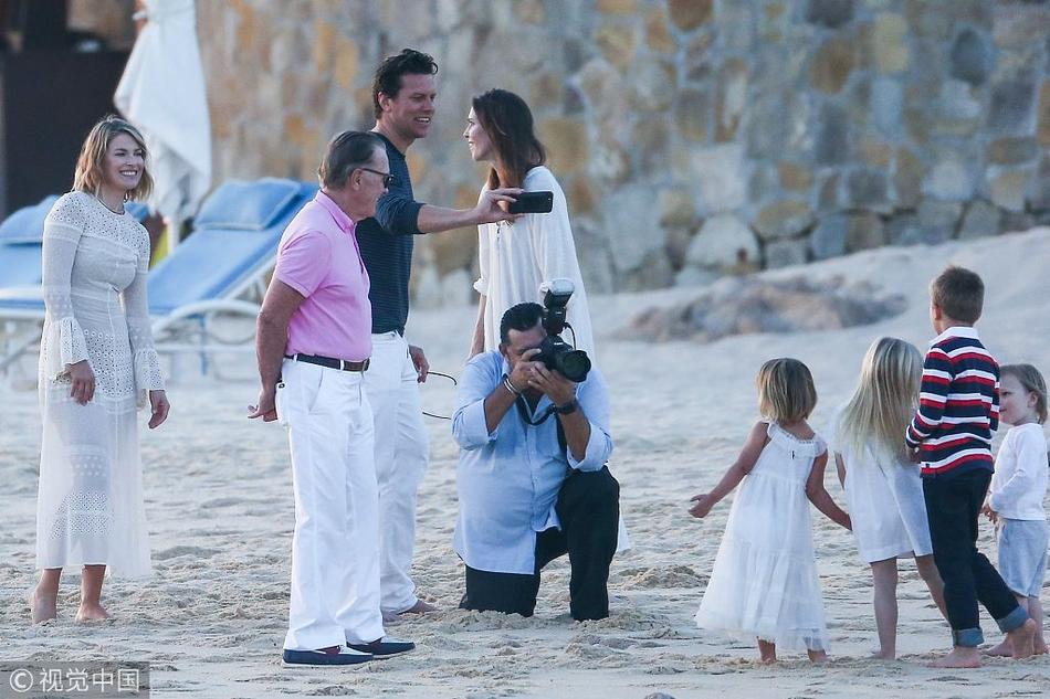 组图:艾丽·拉特拍家族照白裙显优雅 与丈夫挽手看夕阳