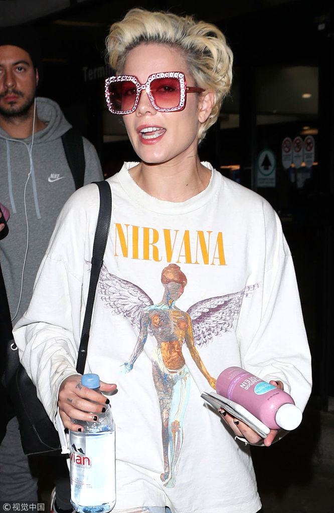 4 新浪娱乐讯 当地时间2018年2月8日,洛杉矶,海尔希(halsey)现身街头