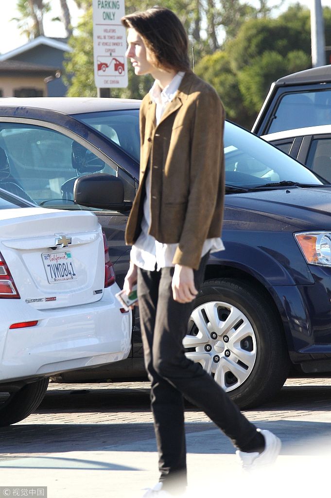 组图:帕里斯·布鲁斯南街拍:麂皮夹克小白鞋 腿长颜美