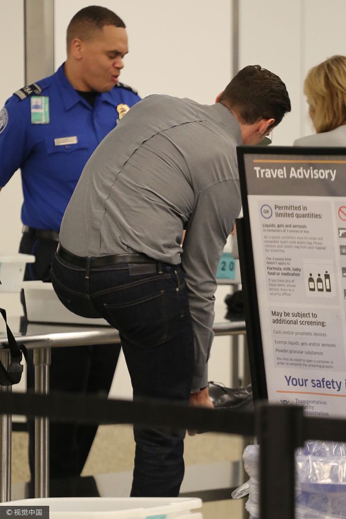 组图:"狼叔"西装笔挺手插兜耍帅 过安检脱服脱鞋显狼狈_高清图集_新浪