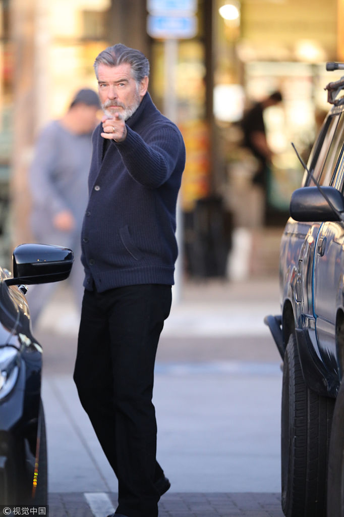 组图:皮尔斯·布鲁斯南不再友善 手指镜头一脸不悦