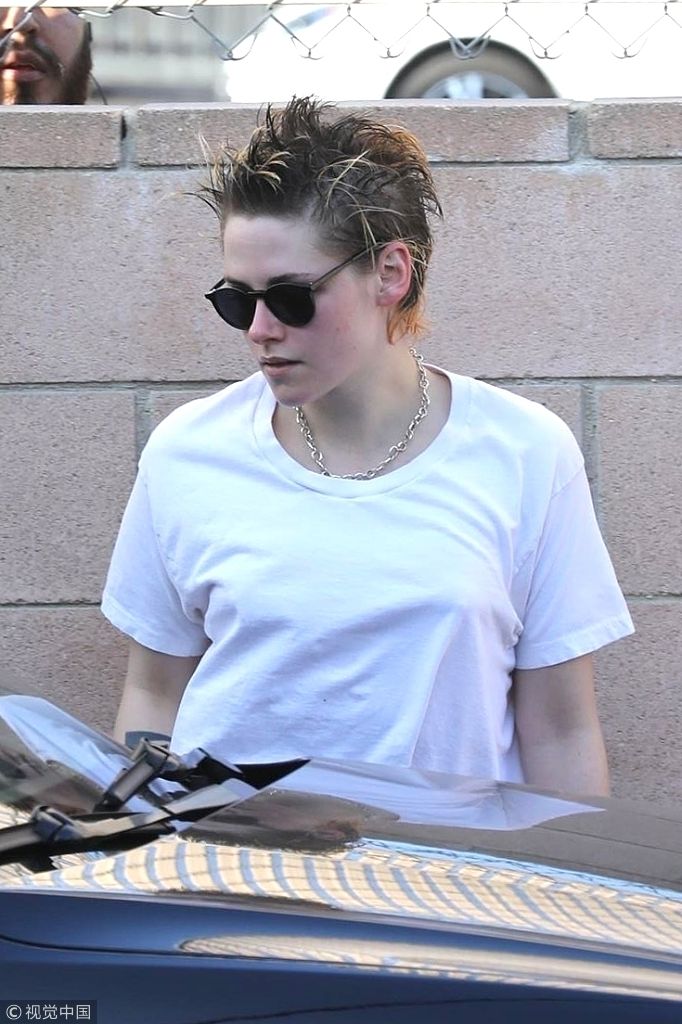 组图:"暮光女"斯图尔特架黑超戴金链 短发乱而有型