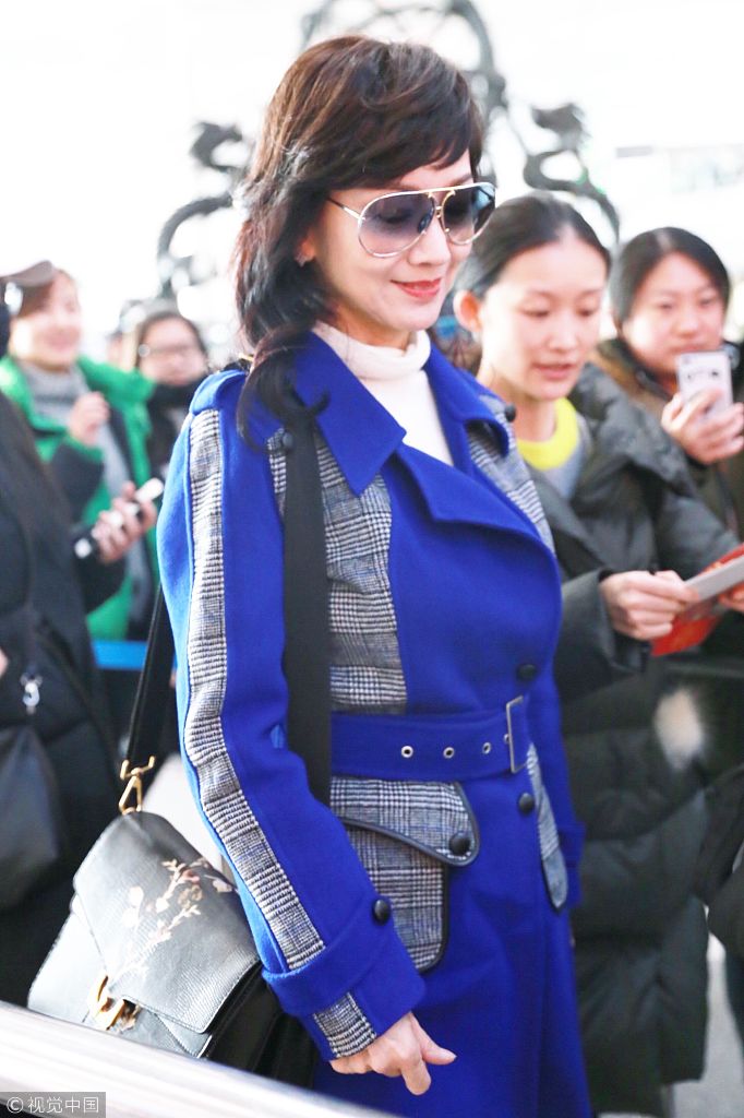 组图:赵雅芝优雅亮相机场人气火爆 轻撩秀发女神范十足