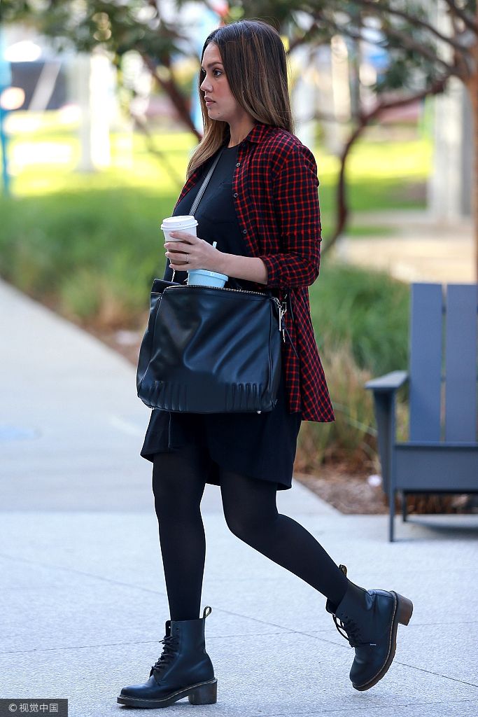 组图:辣妈杰西卡·阿尔芭黑丝配短裙外出 秀美腿健步如飞