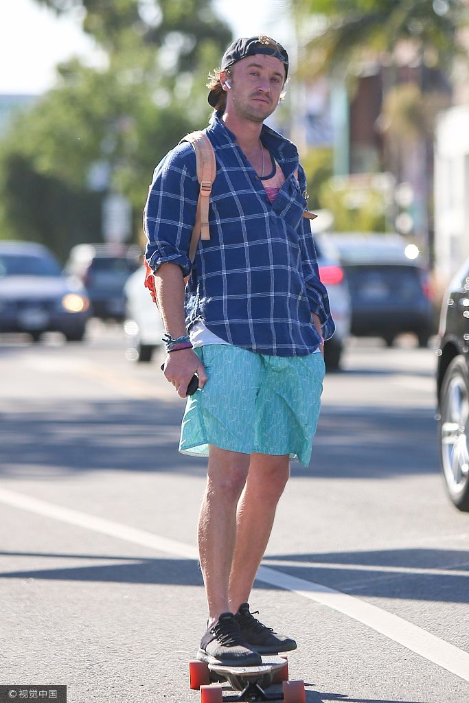 正太变大叔0马尔福"踩滑板代步不修边幅