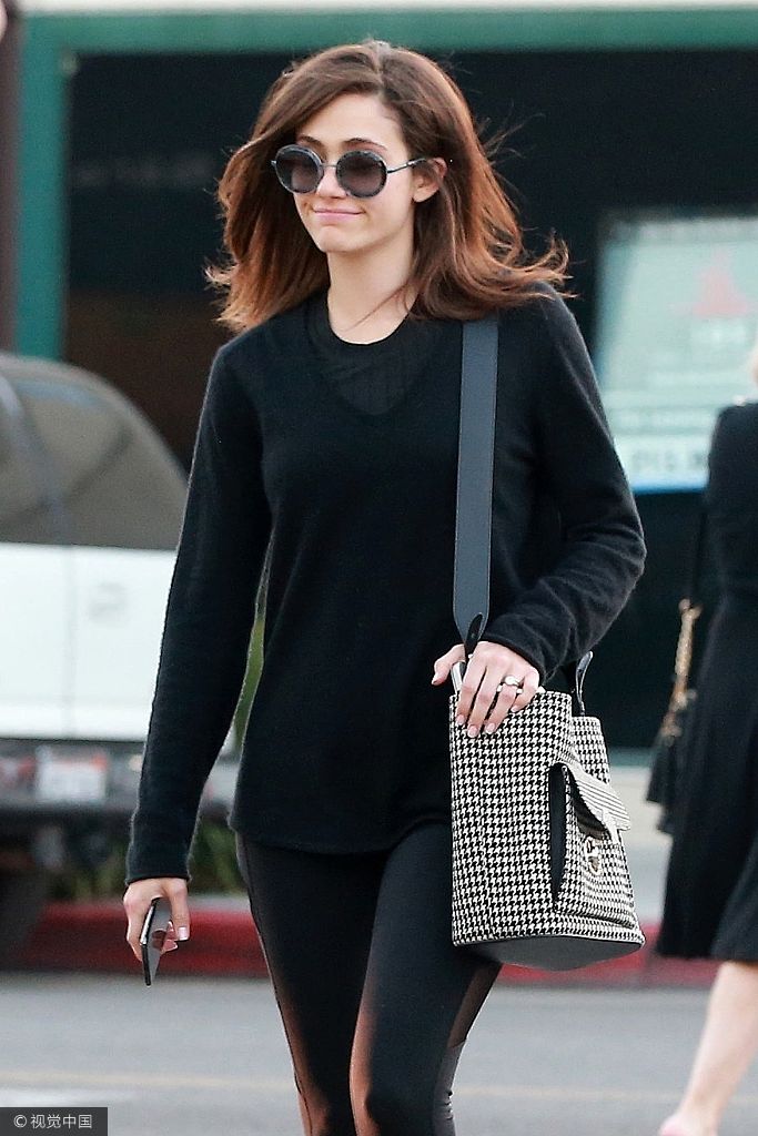 组图:艾米·罗森素颜上街 全黑look气场十足不停看手机