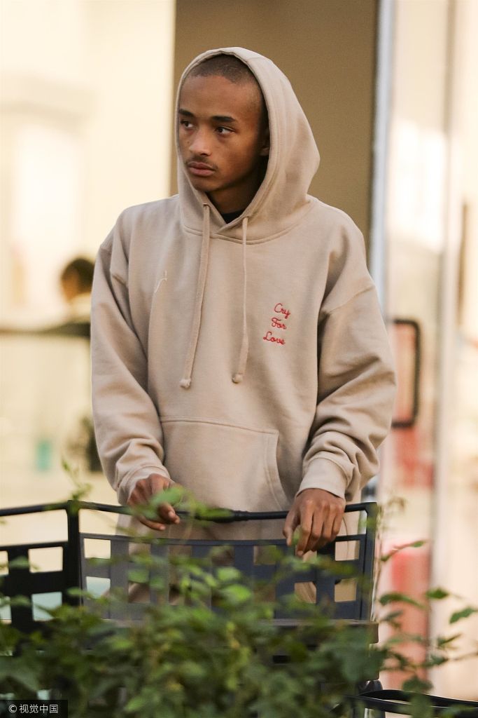 组图:贾登·史密斯衣服绣"为爱而行"潮味十足 卫衣遮脑袋