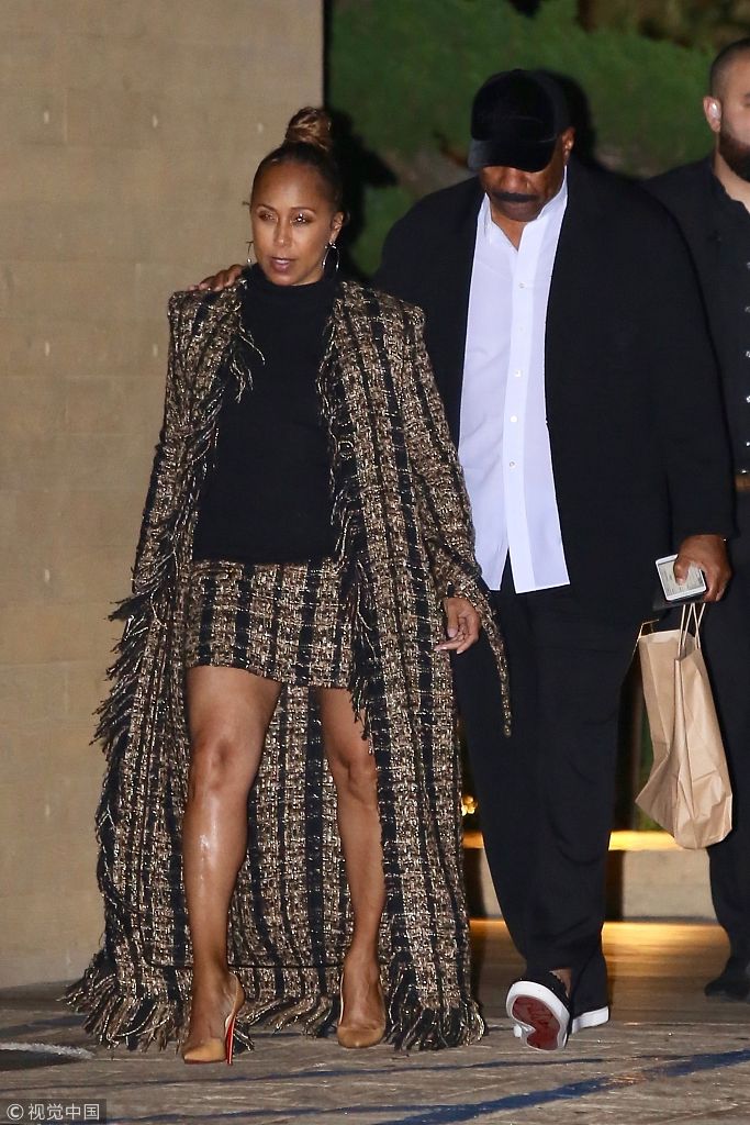 组图:史蒂夫·哈维跟妻子身后帮拎包显老态 马乔里短