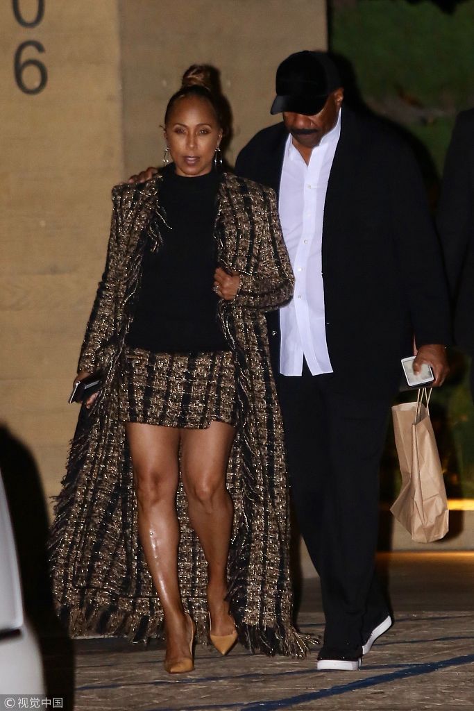 组图:史蒂夫·哈维跟妻子身后帮拎包显老态 马乔里短裙秀长腿