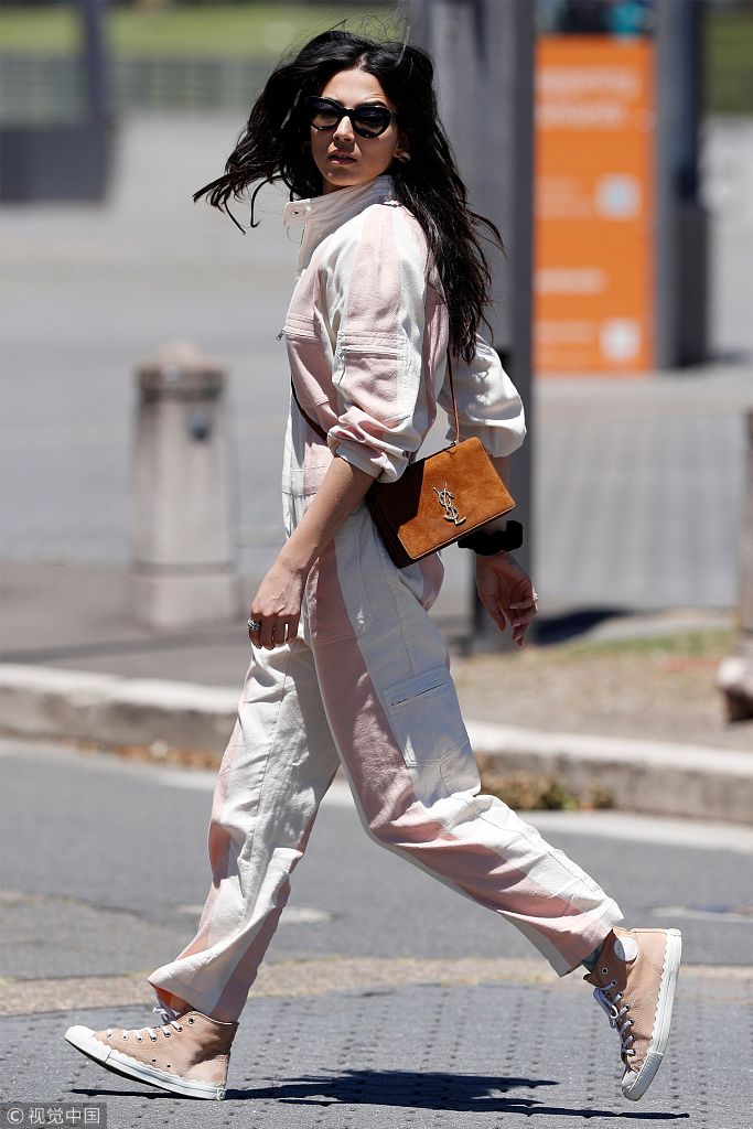 组图:《体育画报》嫩模杰西卡街拍动感十足 白粉相间变阳光少女