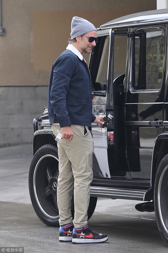 组图:莱德利·库珀支持球队挺进超级碗 一路笑嘻嘻心情靓