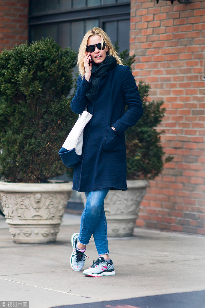 组图:莱丝莉·比伯穿大衣身材修长 摆"剪刀脚"煲电话粥_高清图集_新浪