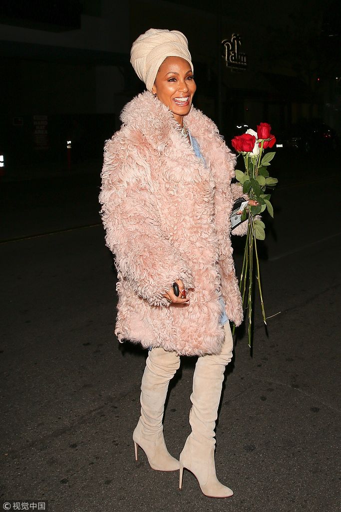 组图:贾达·萍克·史密斯获赠玫瑰心情佳 与母亲就餐后离开