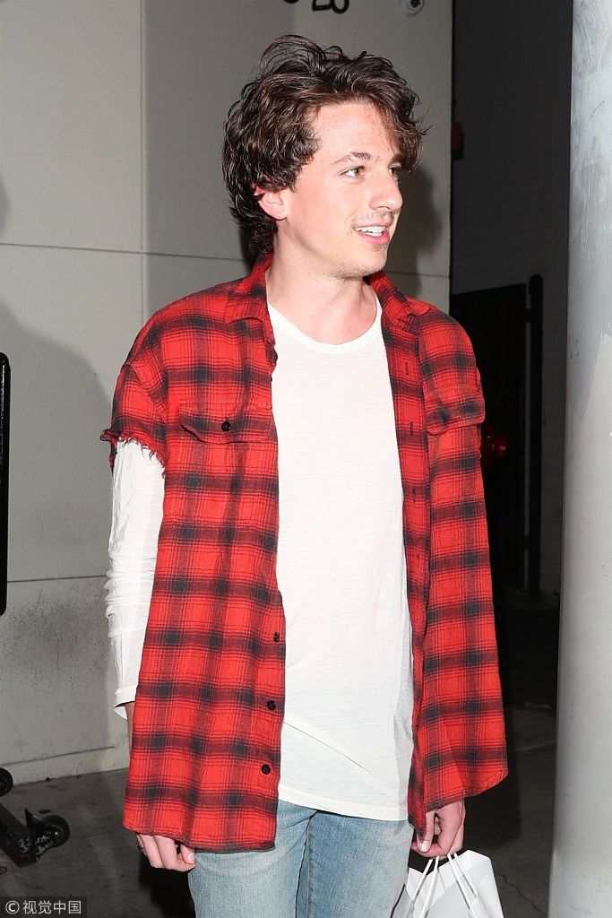 组图:"断眉哥"查理·普斯穿红格子衬衫 露暖男笑容_高清图集_新浪网