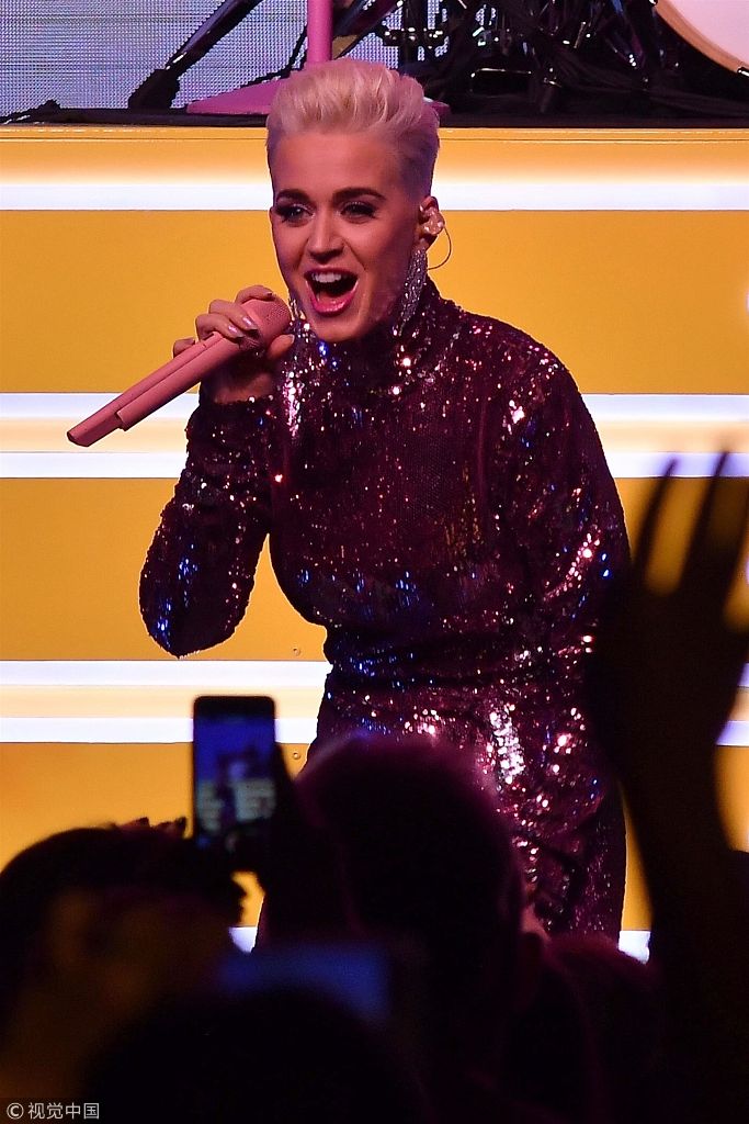 组图:"水果姐"奥斯卡预热派对献唱 利落短发攻气十足