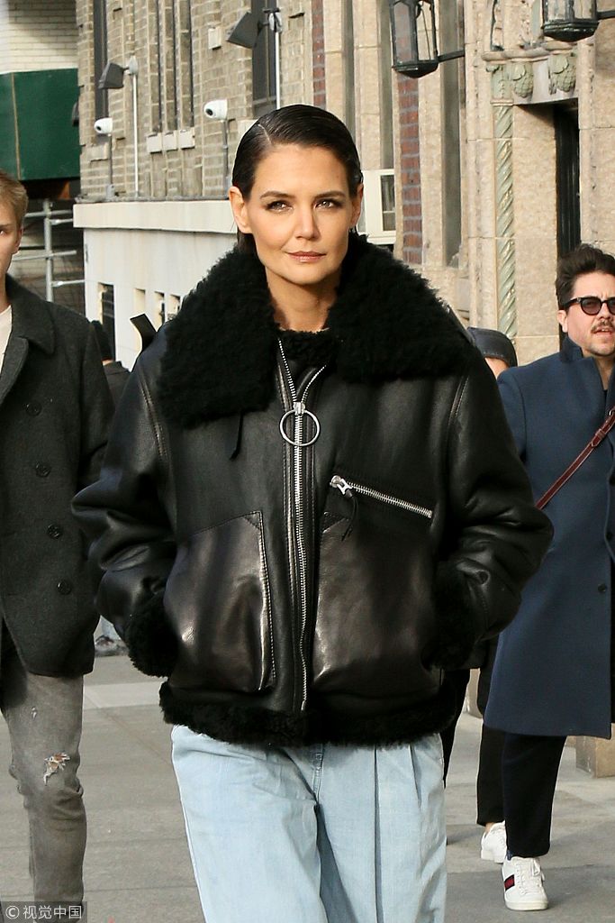 组图凯蒂赫尔姆斯穿黑皮衣酷帅有型双手插兜如走秀