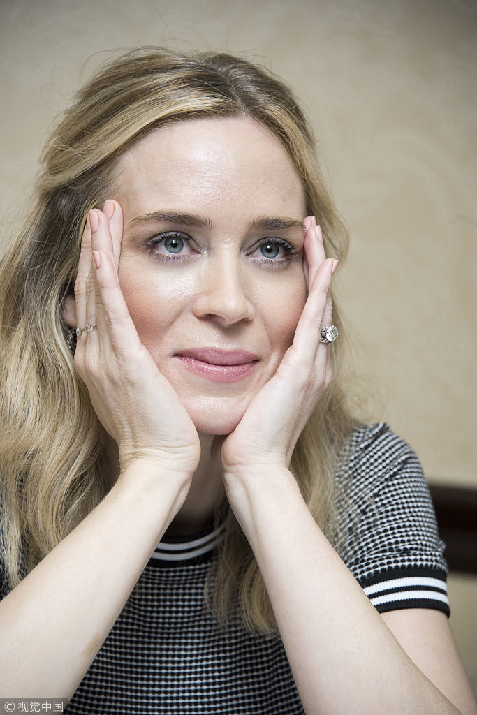 组图:艾米丽·布朗特出席活动变表情包 格纹上衣叉腰摆pose_高清图集