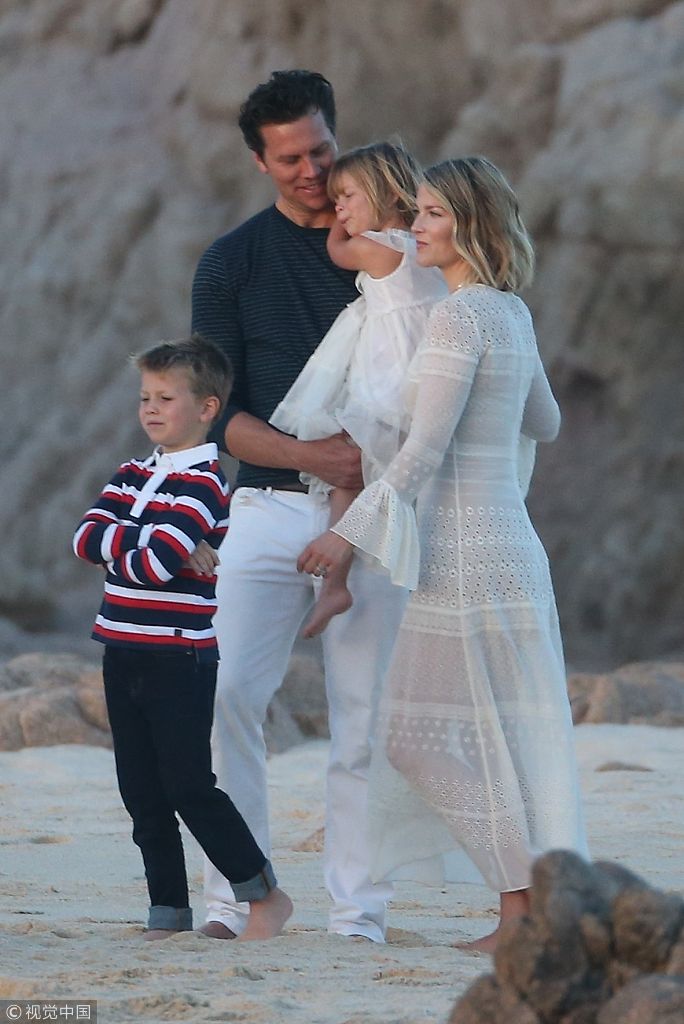 组图:艾丽·拉特拍家族照白裙显优雅 与丈夫挽手看夕阳