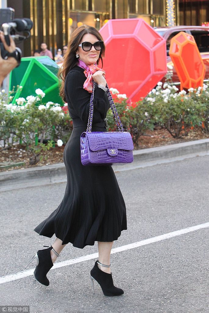 美国比佛利山庄,莉莎·温达普(lisa vanderpump)优雅出街