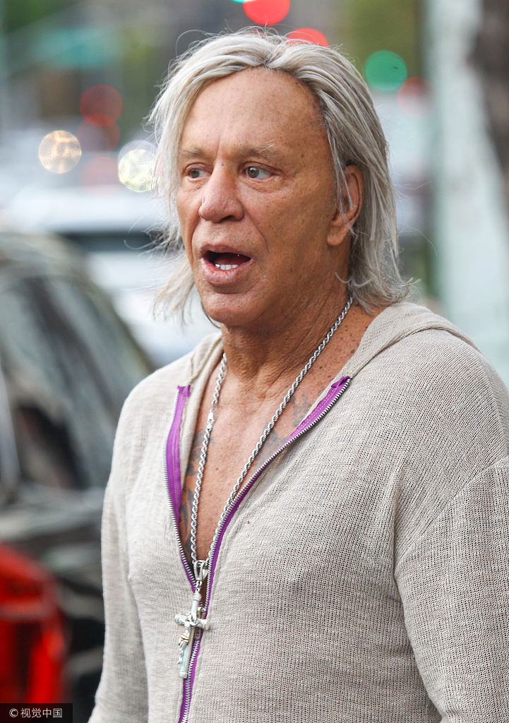 组图:昔日金球影帝米基·洛克街头亮相 针织衫"开胸"秀肌肉