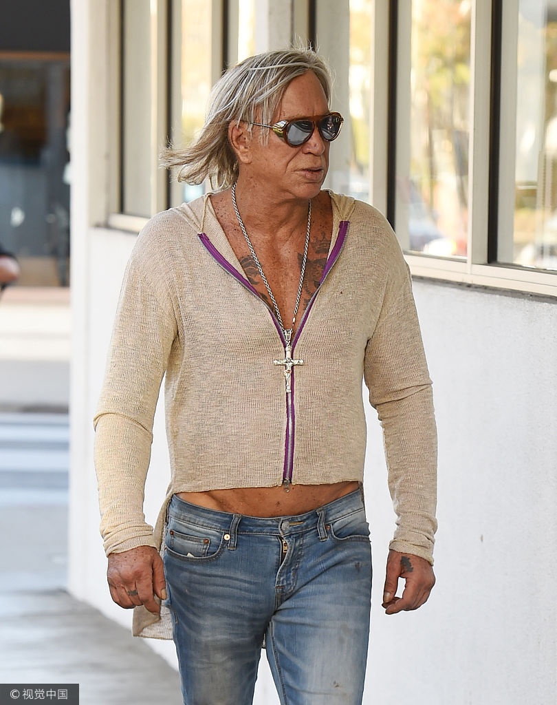 组图:昔日金球影帝米基·洛克街头亮相 针织衫"开胸"秀肌肉