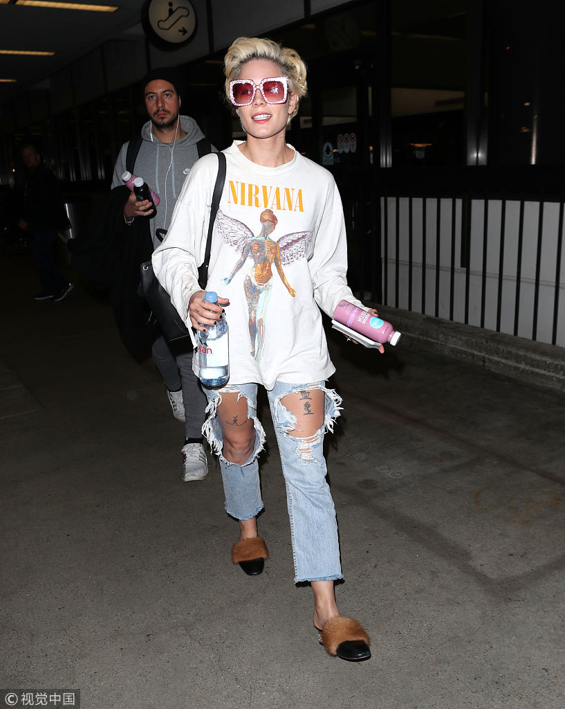 4 新浪娱乐讯 当地时间2018年2月8日,洛杉矶,海尔希(halsey)现身街头