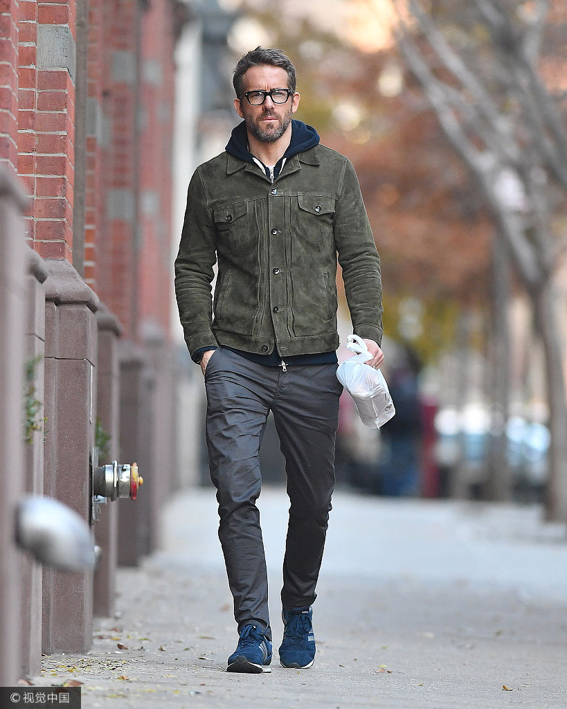 组图:"小贱贱"瑞安雷诺兹休闲装外出 单手插兜耍帅