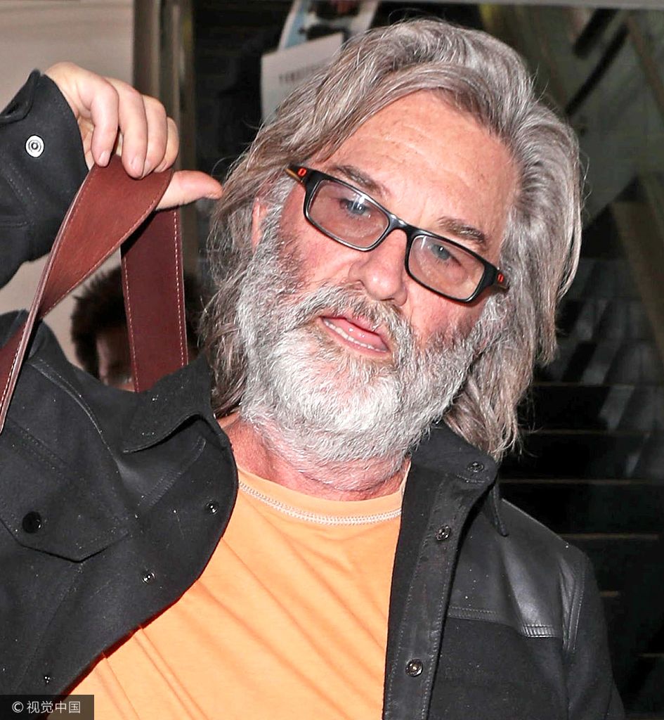 组图库尔特拉塞尔络腮胡现身受粉丝追捧面露微笑