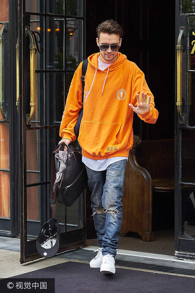 利亚姆·佩恩橘黄套头卫衣潮范十足 微笑挥手帅气