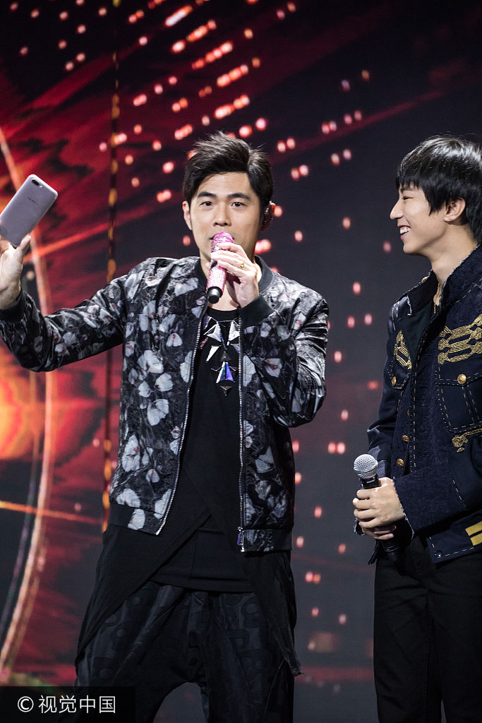 组图王俊凯高考后首秀现场追星获周杰伦热拥合影