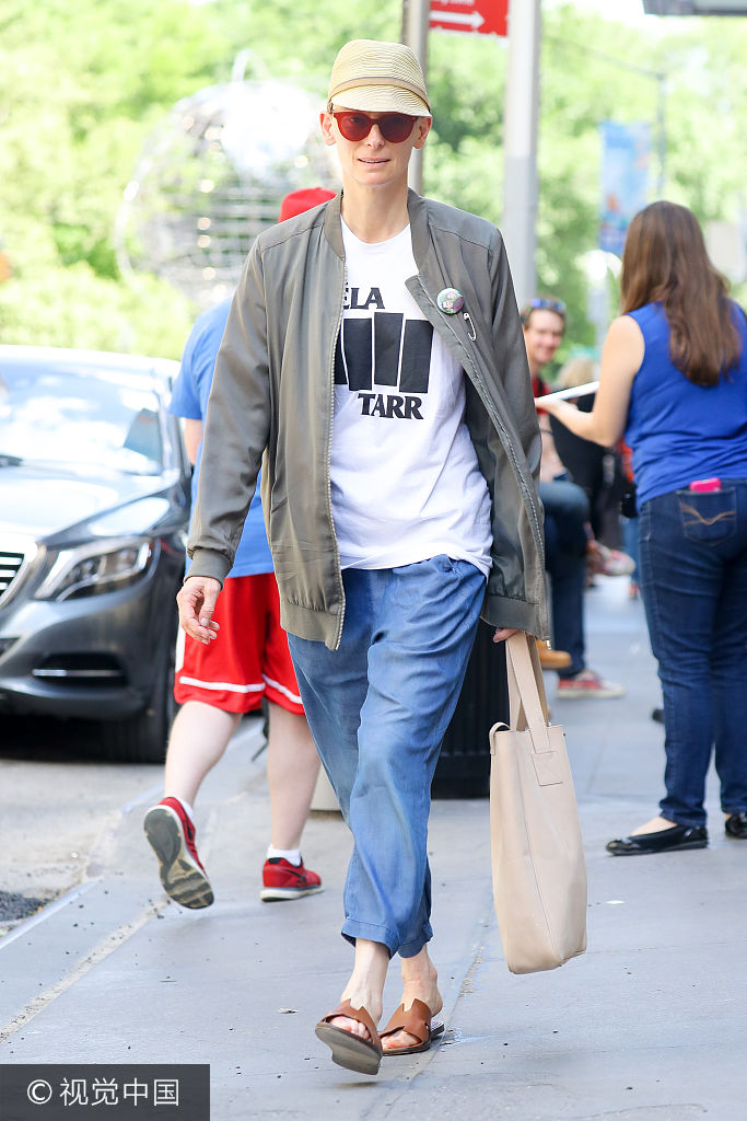 冰雪女王斯文顿戴草帽穿拖鞋随性潇洒