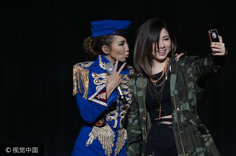 组图:李玟火辣开唱再秀性感电臀 与邓紫棋自拍_高清图集_新浪网