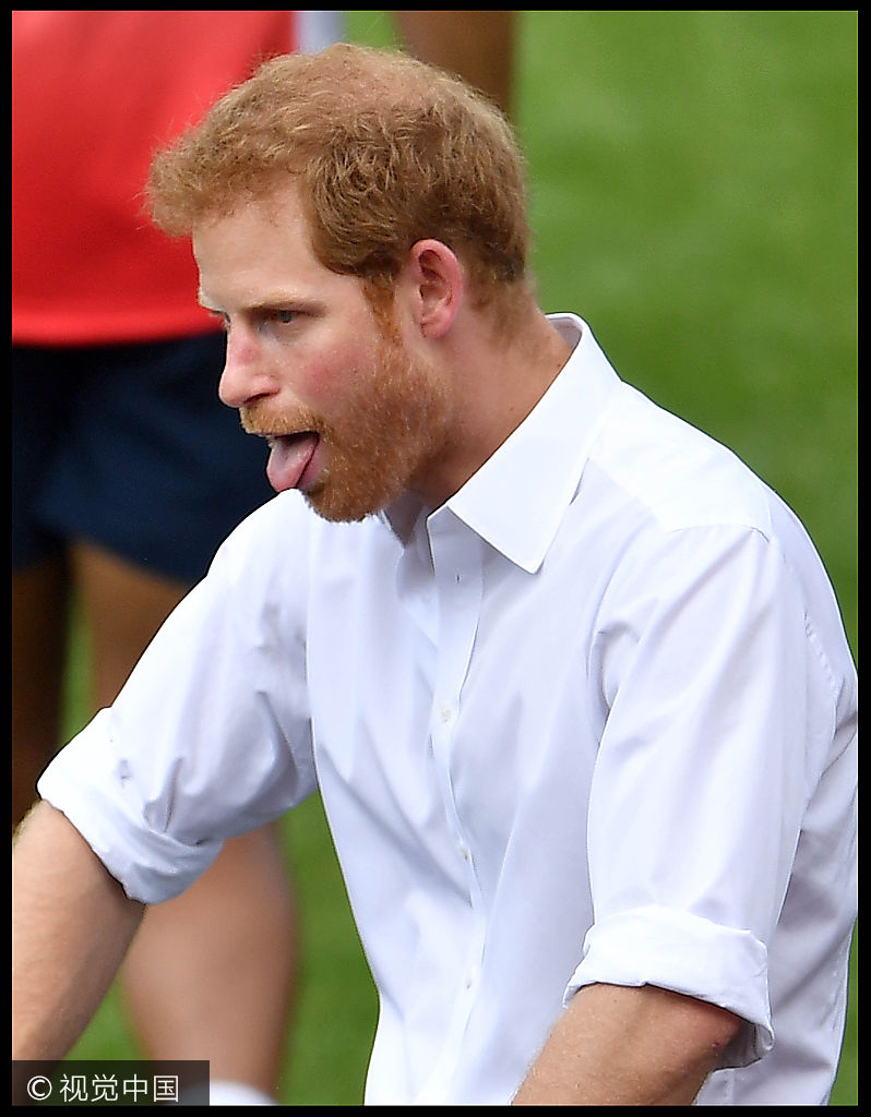 哈里王子逗孩子吐舌扮猩猩萌爆