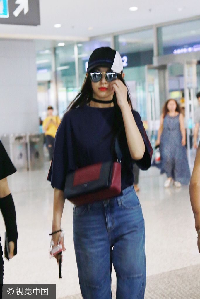 唐嫣独自现身上海虹桥高铁站