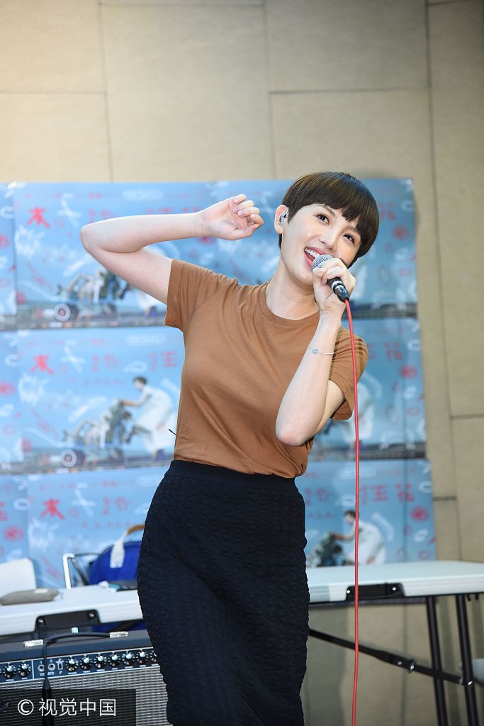 组图:魏如萱短发超q嘟嘴卖萌竖拇指比"赞"