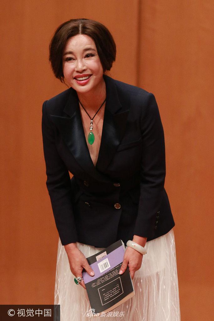 刘晓庆西装纱裙自信演讲自己的成功不存在潜规则