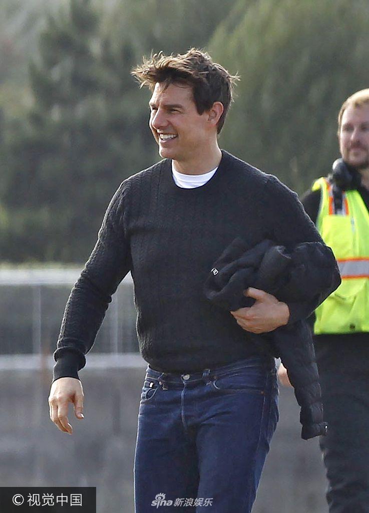 阿汤哥一身休闲似帅小伙