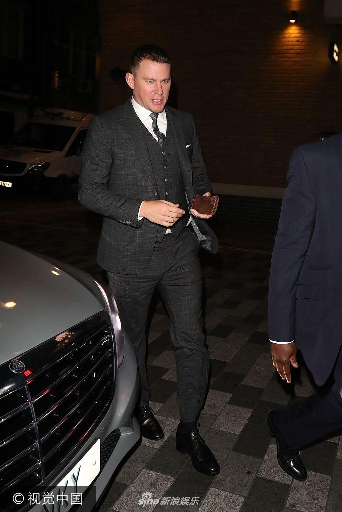 组图:"魔力麦克"塔图姆穿灰色西装帅气有型遭围观