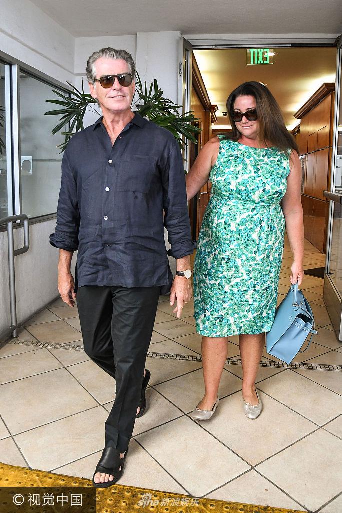 组图老007布鲁斯南头发花白依旧潇洒老婆勾肩恩爱