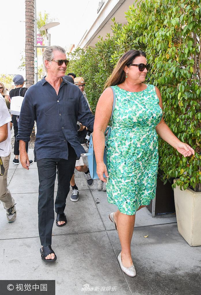 组图:老007布鲁斯南头发花白依旧潇洒 老婆勾肩恩爱