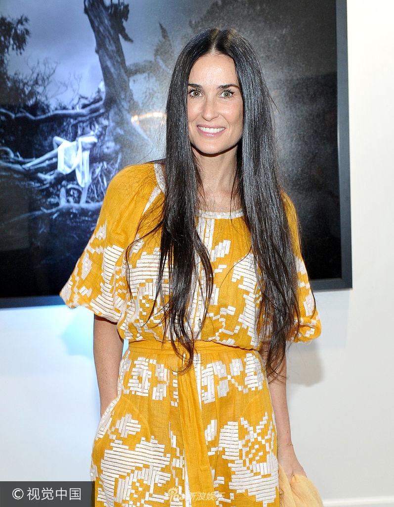 组图:55岁黛米摩尔鲜嫩黄裙扮少女 与鲜肉型男十指紧扣