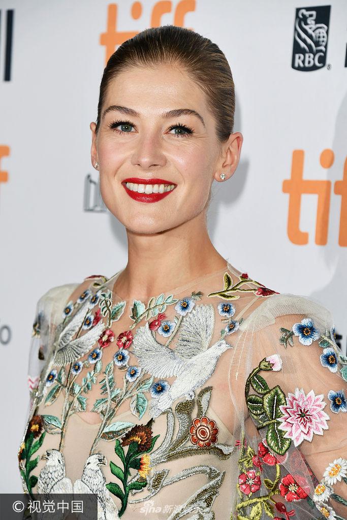 组图:裴淳华裸粉色刺绣泡泡袖纱裙 优雅端庄气质满分