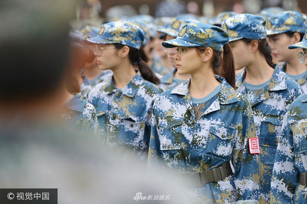 组图:南艺新生带妆参加军训 美女云集青春靓丽