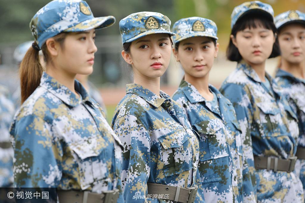组图:南艺新生带妆参加军训 美女云集青春靓丽
