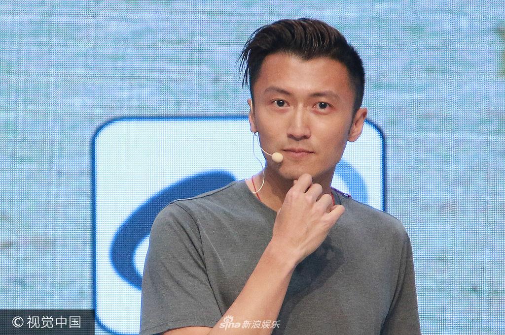 组图:谢霆锋与容祖儿台上嬉笑不停满脸通红