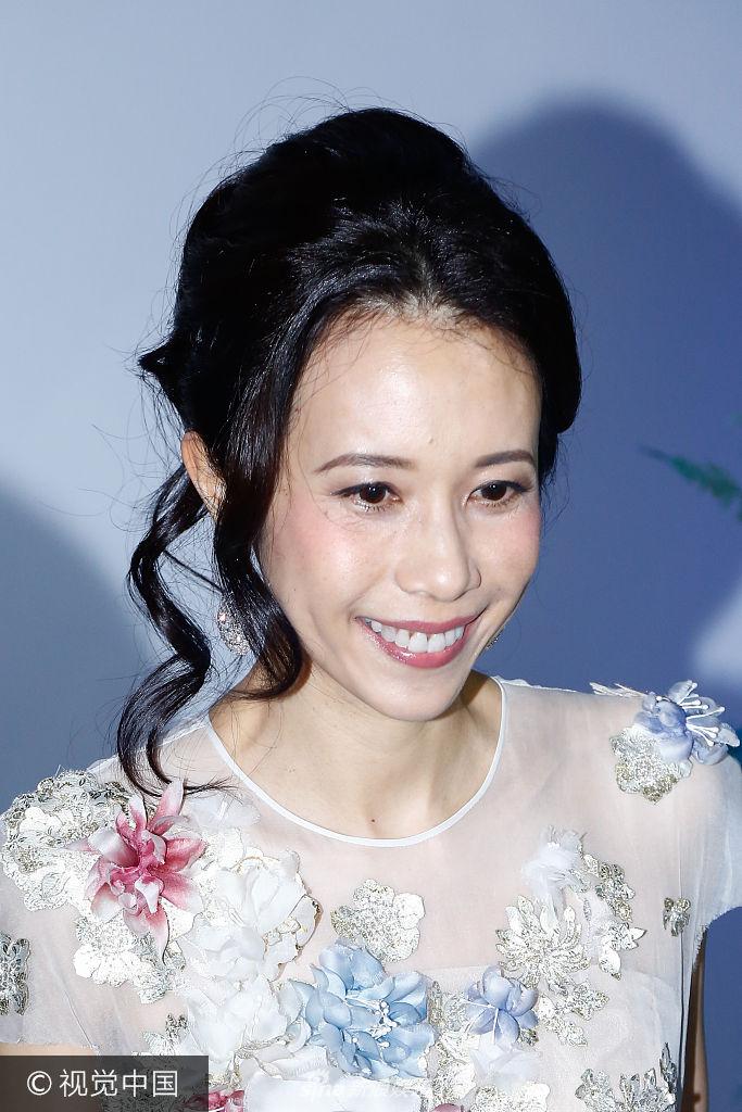 新浪娱乐讯 2017年9月27日,北京,莫文蔚现身品牌秀变"花仙子"大笑露