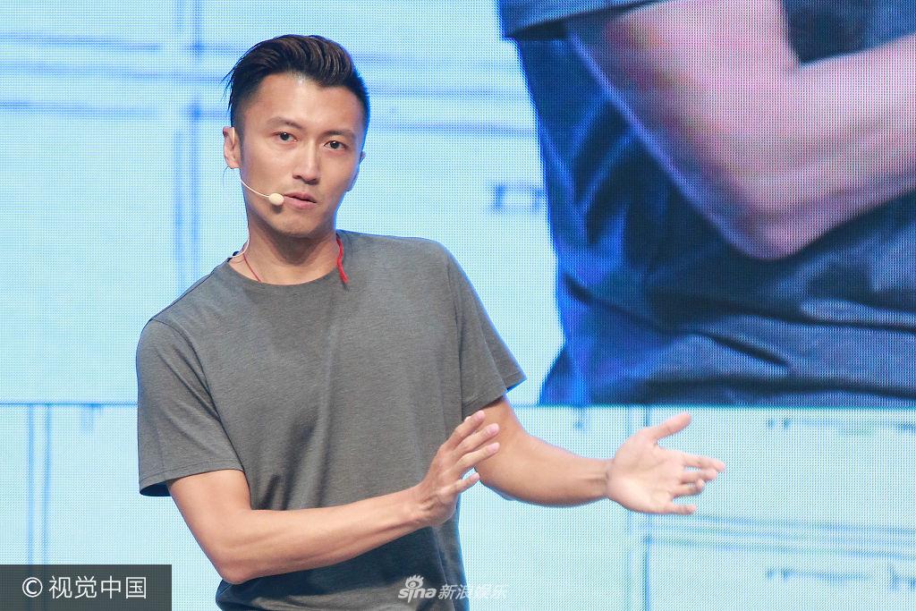 组图:谢霆锋与容祖儿台上嬉笑不停满脸通红