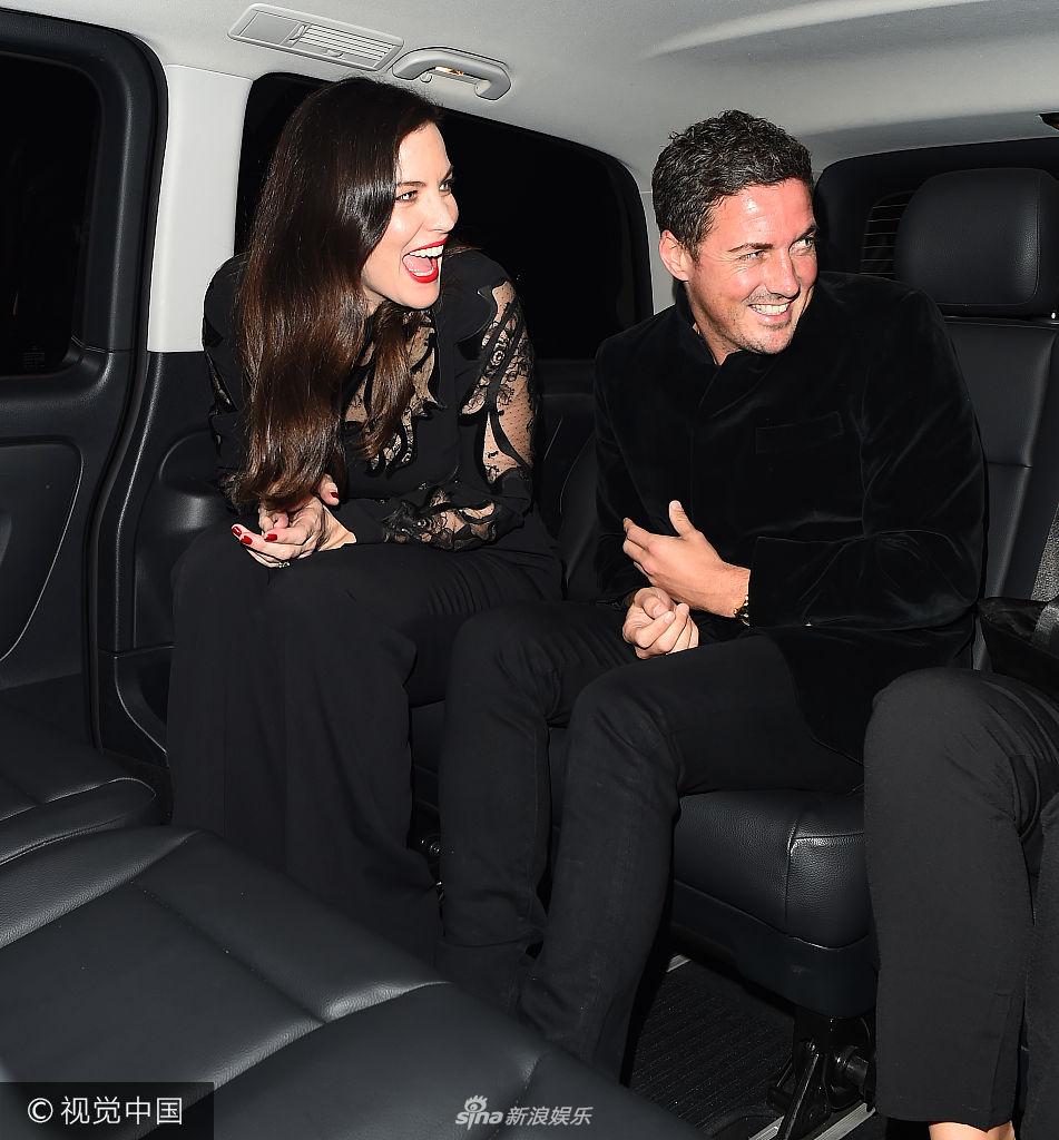 组图:丽芙泰勒躲丈夫身后仍人高马大 黑色蕾丝很妩媚