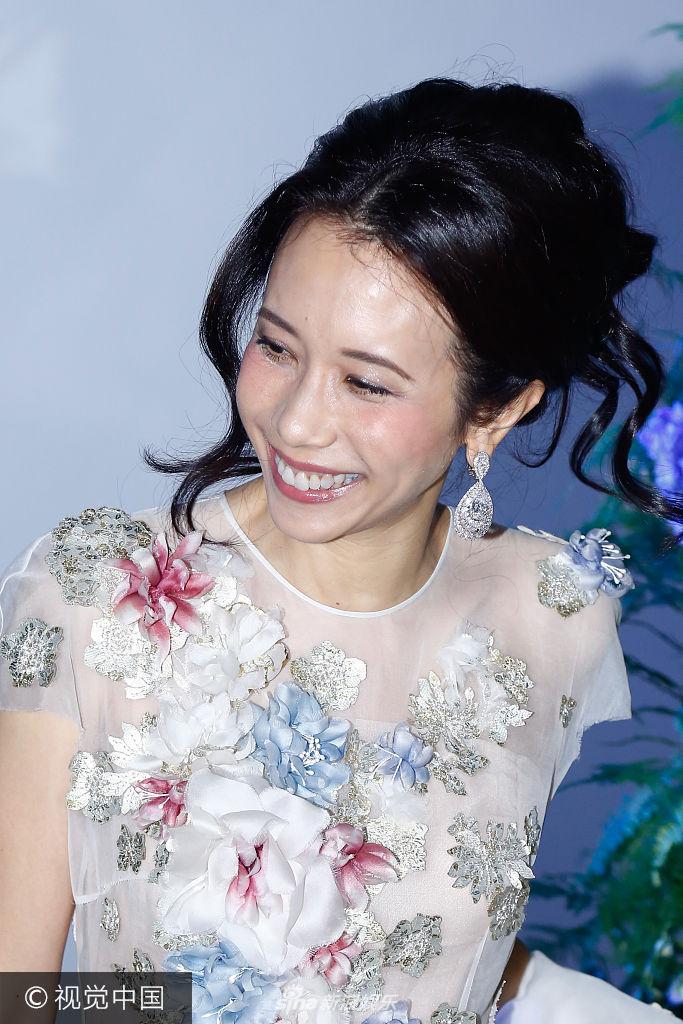 组图:莫文蔚白纱裙变"花仙子" 绽放自我大笑露白牙